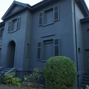 Schwarze Villa-k-Front